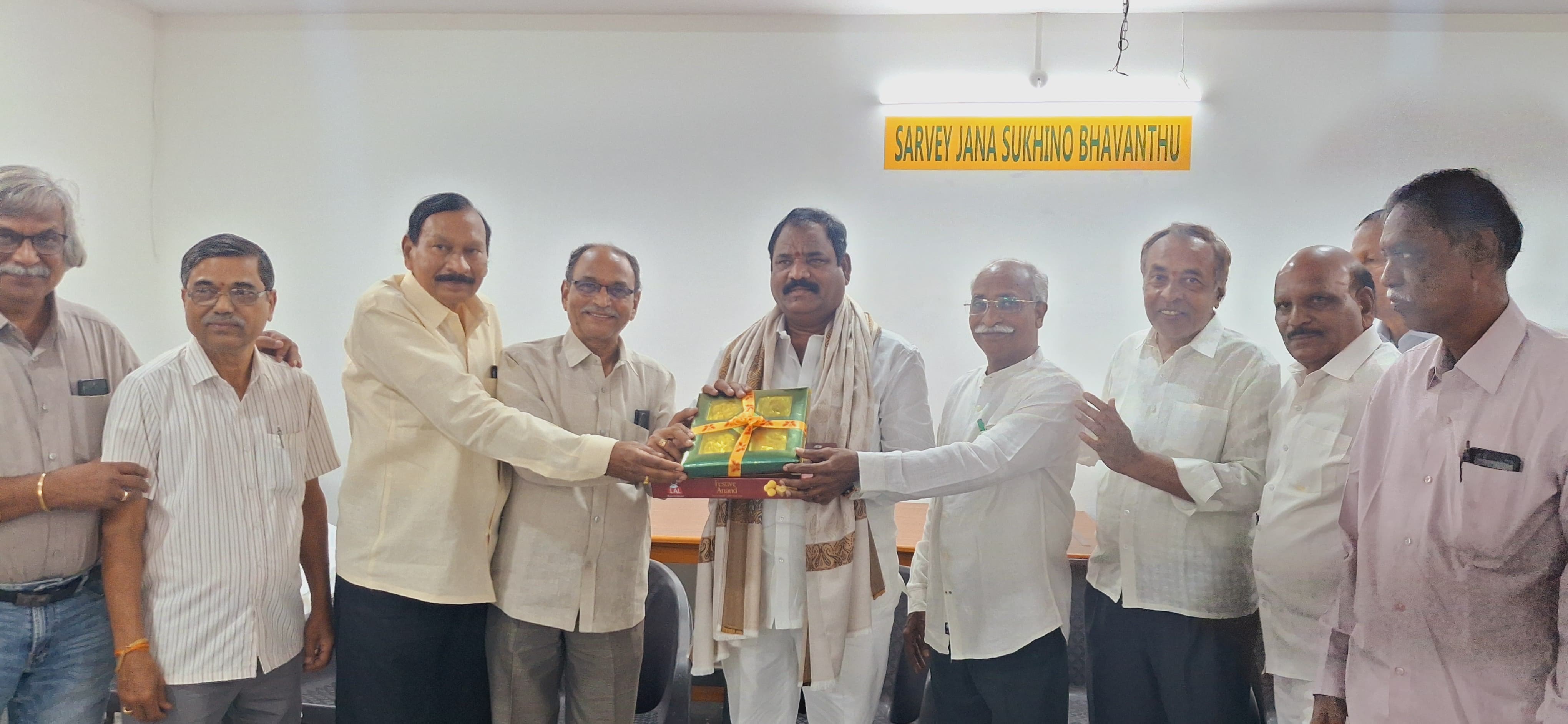 2.1 Presenting Corporator a momento on 9th Dec 2024 1
  